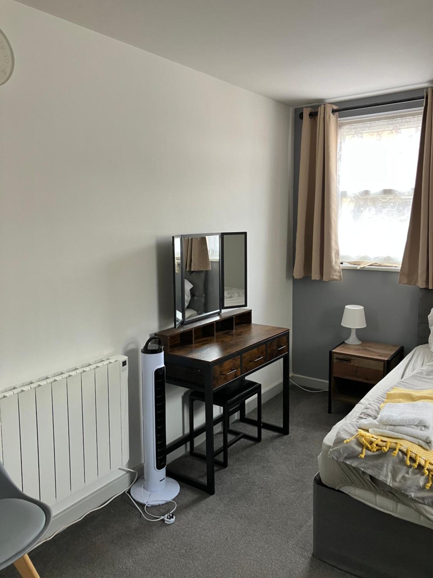 Lancing Apartments - Spacious 2 Bed - Sleeps 6 - Burnham Village Slough Buitenkant foto